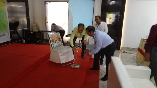 दीप प्रज्वलित करते हुए अतिथि गण